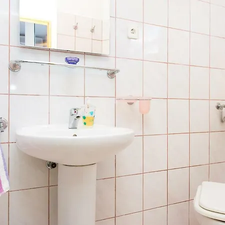 Appartement 2-bedroom 300m From In Punat