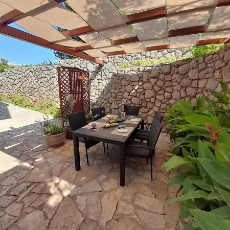 2-bedroom 300m From In *