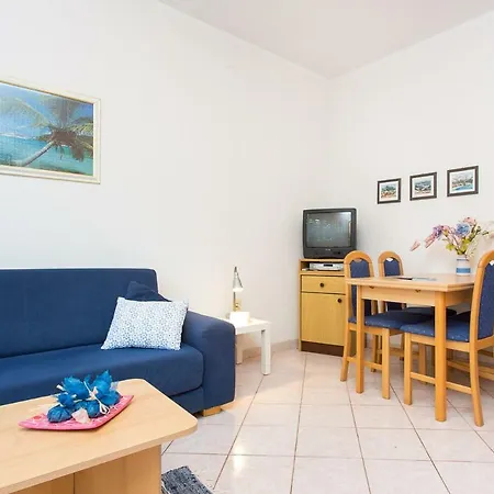 2-bedroom 300m From In *