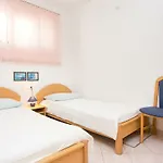 2-bedroom 300m From In 아파트 *